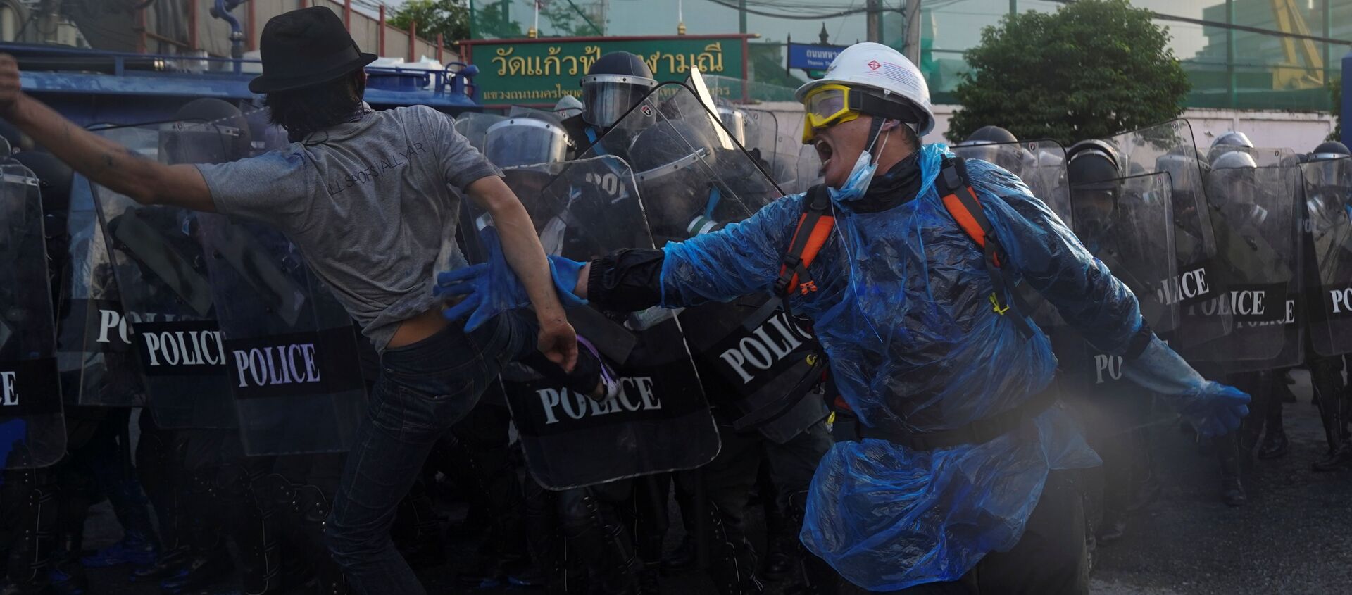 Demonstrators clash with riot police during an anti-government protest as lawmakers debate  constitution change, outside the parliament in Bangkok, Thailand, 17 November 2020. - Sputnik International, 1920, 19.11.2020