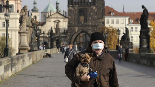 Мужчина в защитной медицинской маске на Карловом мосту в Праге, Чехия - Sputnik International