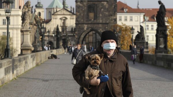 Мужчина в защитной медицинской маске на Карловом мосту в Праге, Чехия - Sputnik International