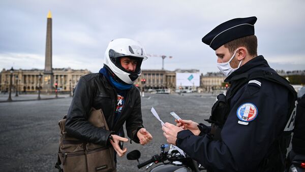 Французский полицейский проверяет документы мотоциклиста на площади Согласия в Париже, Франция - Sputnik International