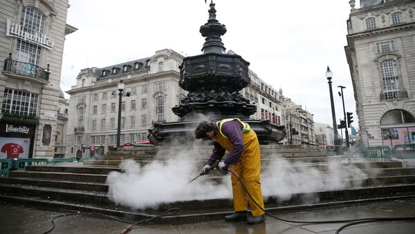Рабочий во время чистки ступенек фонтана Шафтсбери в Лондоне, Великобритания - Sputnik International