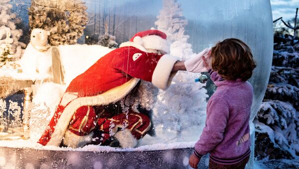 Санта-Клаус поздравляет детей с Рождеством через оргстекло - Sputnik International