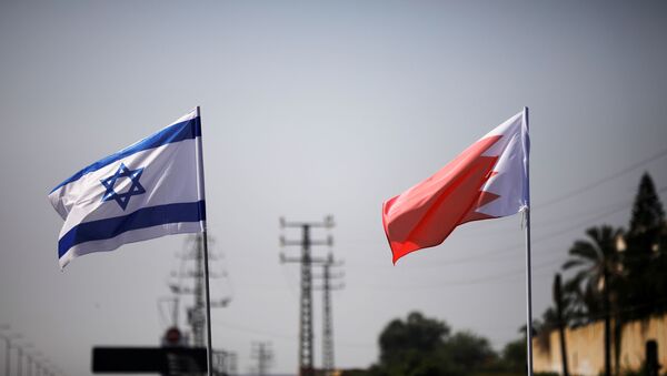 The flags of Israel and Bahrain flutter along a road in Netanya, Israel 14 September 2020. - Sputnik International