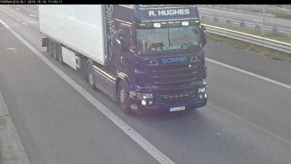 Eamon Harrison driving a lorry for Ronan Hughes - Sputnik International