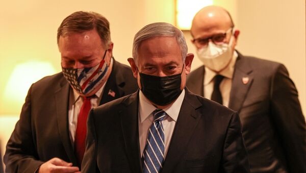 US Secretary of State Mike Pompeo, Israeli Prime Minister Benjamin Netanyahu, and Bahrain's Foreign Minister Abdullatif bin Rashid Al Zayani, all mask-clad due to the COVID-19 coronavirus pandemic, arrive for a press conference after their trilateral meeting in Jerusalem on November 18, 2020. - Sputnik International