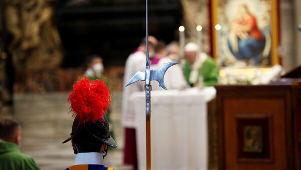 A Swiss guard stands as Pope Francis leads a Mass marking the Roman Catholic Church's World Day of the Poor, at St. Peter's Basilica at the Vatican November 15, 2020. - Sputnik International