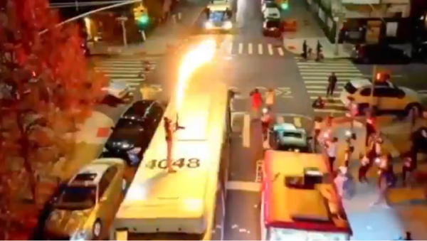 Flame Thrower Bus Jump Stunt by rapper Dupree G.O.D - Sputnik International