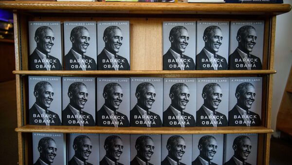 Former US President Barack Obama's new book A Promised Land is seen in a bookstore in Washington, DC, on November 17, 2020 - Sputnik International