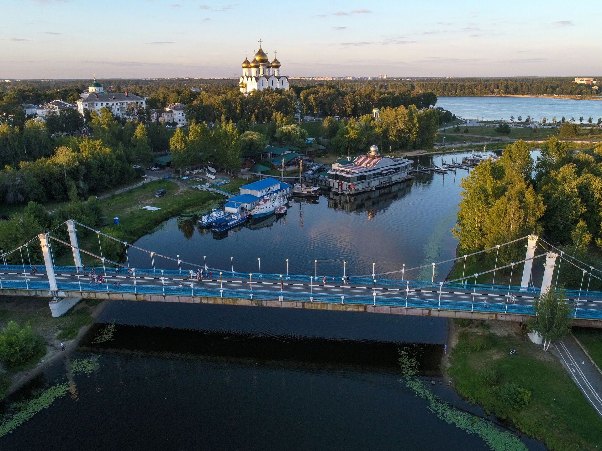 Ульяновск набережная реки Волга. Набережная и стрелка с кораблями Ярославль Волга. Теплоход Москва 208. Теплоход у берега.