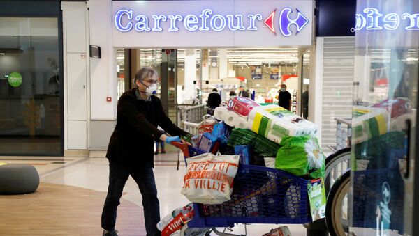 A customer pushes a shopping trolley past a Carrefour hypermaket in a shopping centre in Charenton-le-Pont near Paris during the outbreak of the coronavirus disease (COVID-19) in France, April 29, 2020. - Sputnik International