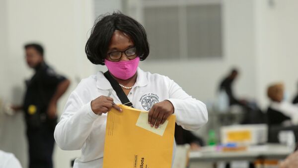 A poll worker supervisor handles an envelope of original ballots at the TCF center after Election Day in Detroit, Michigan, U.S., November 4, 2020 - Sputnik International