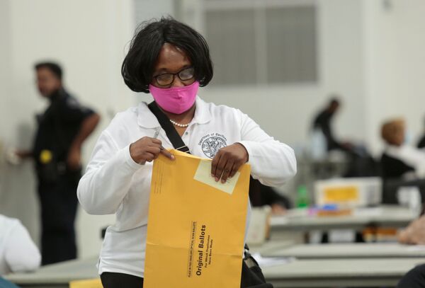 Trump Campaign Escalates Efforts to Block Vote Certification in Key Battleground States - Sputnik International