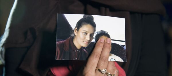 Renu, eldest sister of missing British girl Shamima Begum, holds a picture of her sister while being interviewed by the media in central London, on February 22, 2015. Britain debated Sunday how to stop teenage girls joining the Islamic State group in Syria after three high-achieving youngsters became the latest to run away from home. Close schoolfriends Kadiza Sultana, 17, and 15-year-olds Shamima Begum and Amira Abase left their east London homes on Tuesday and flew to Istanbul, raising concerns they would travel on to Syria to join IS jihadists.  - Sputnik International
