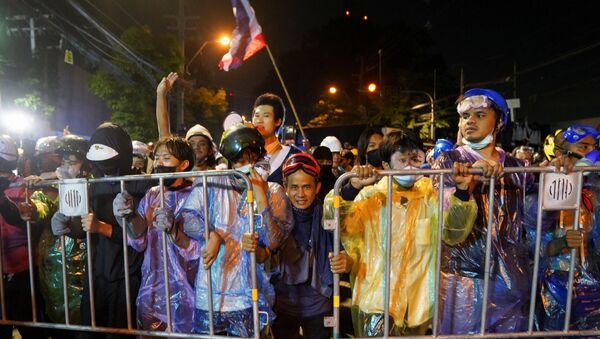 Demonstrators move barriers during an anti-government protest as lawmakers debate on constitution change, outside the parliament in Bangkok, Thailand, November 17, 2020.  - Sputnik International