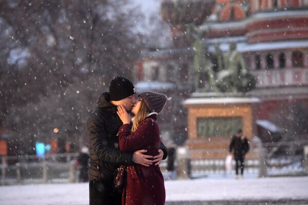 A pair is kissing in Red Square in Moscow - Sputnik International