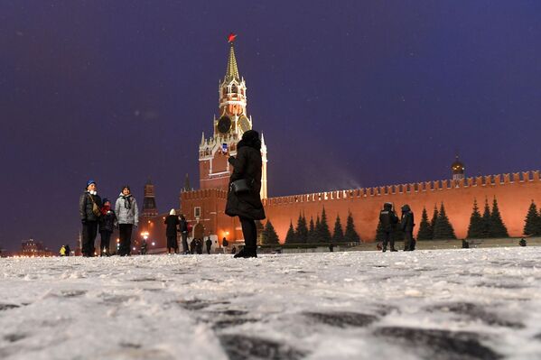 People take pictures in Red Square - Sputnik International