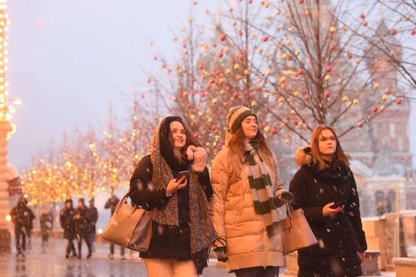 Young ladies walk near the GUM shopping centre in Red Square, Moscow - Sputnik International