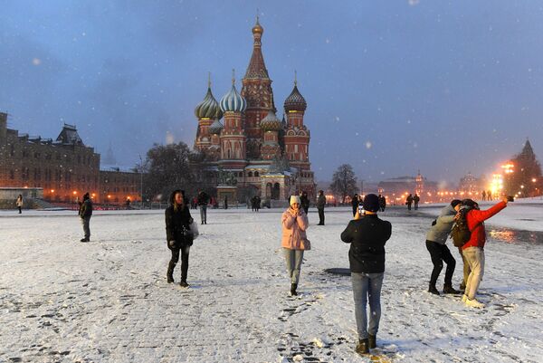 People take selfies in snowy Red Square in Moscow - Sputnik International