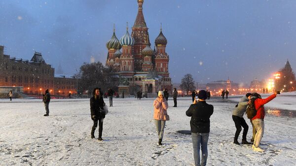 People are taking selfies in snowy Red Square in Moscow - Sputnik International