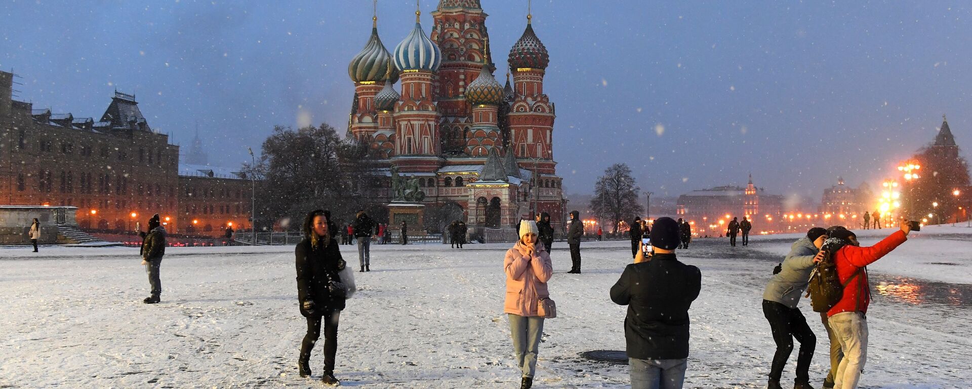 People are taking selfies in snowy Red Square in Moscow - Sputnik International, 1920, 24.02.2023