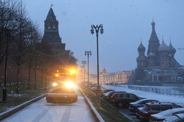 A snow-cleaning truck on the Vasilyevsky Slope in Moscow  - Sputnik International