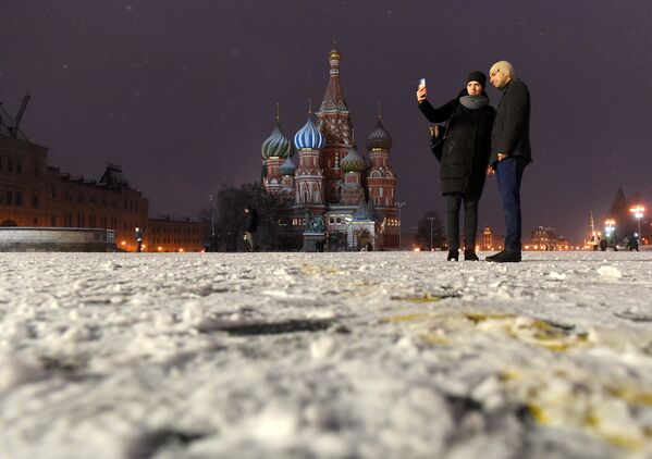 A pair takes a selfie in Red Square with Saint Basil's Cathedral in the background - Sputnik International