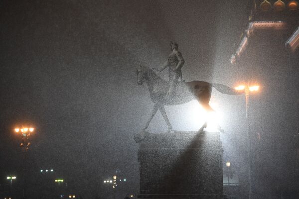A monument to Marshal Zhukov in Manezh Square in Moscow - Sputnik International