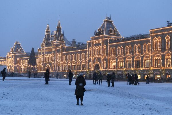 People enjoy snowy weather near the GUM shopping centre in Red Square - Sputnik International
