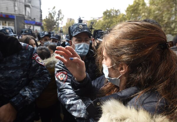 Police Arrest Protesters in Yerevan Who Call on Prime Minister to Resign, Correspondent Reports - Sputnik International