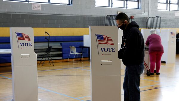 Voters fill out their ballots on Election Day in Conshohocken, Pennsylvania, U.S., November 3, 2020. - Sputnik International