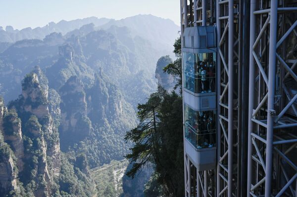 Tourists take the Bailong Elevator in Zhangjiajie National Forest Park, China's Hunan province. - Sputnik International