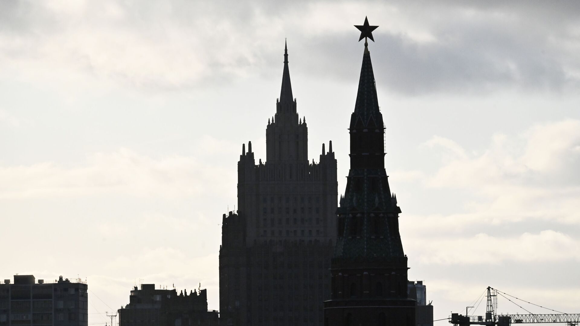 A view of the Russian Foreign Ministry and one of the Kremlin towers - Sputnik International, 1920, 05.09.2021