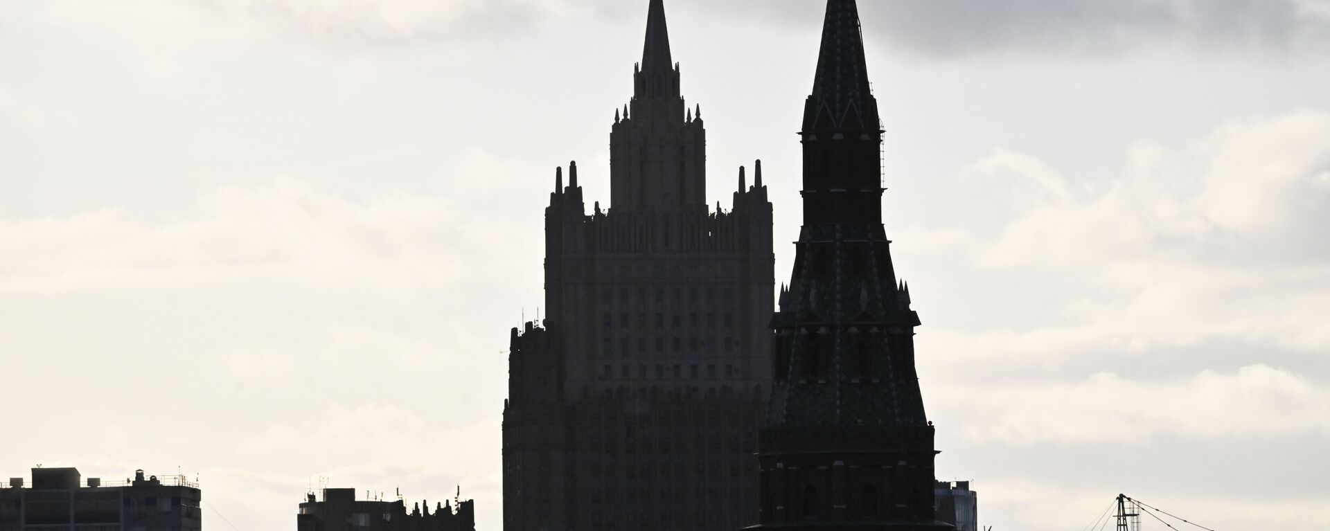 A view of the Russian Foreign Ministry and one of the Kremlin towers - Sputnik International, 1920, 16.02.2021