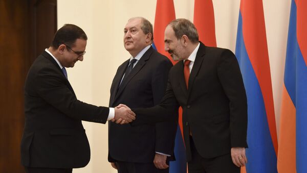 Armenian Economic Development and Investments Minister Tigran Khachatryan shakes hands with Prime Minister Nikol Pashinyan as President Armen Sarkissian looks on during the inauguration ceremony for the new government members in Yerevan, Armenia - Sputnik International