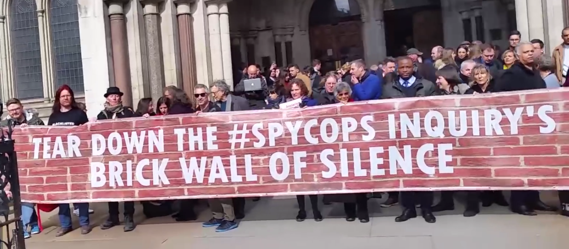 Victims of spycops outside UK's Royal Courts of Justice in Aldwych. - Sputnik International, 1920, 27.11.2020
