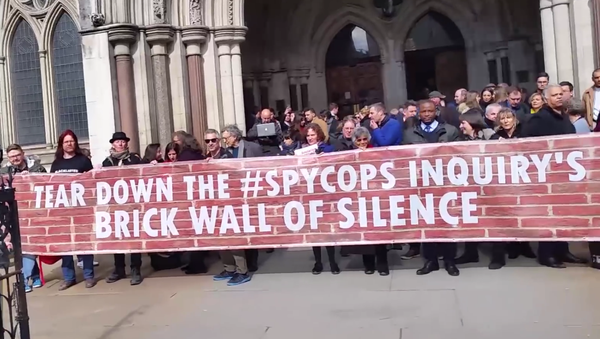 Victims of spycops outside of UK's Royal Courts of Justice - Sputnik International