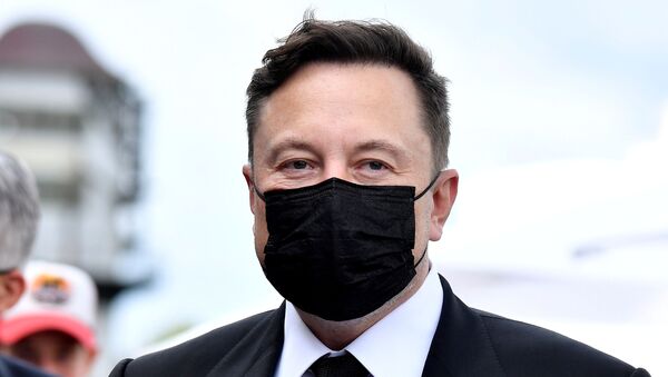 FILE PHOTO: Elon Musk wears a protective mask as he arrives to attend a meeting with the leadership of the conservative CDU/CSU parliamentary group, in Berlin - Sputnik International