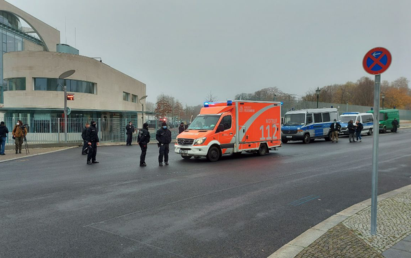 A car crash into the gate of the office of German Chancellor Angela Merkel in Berlin, Germany, November 25, 2020 - Sputnik International