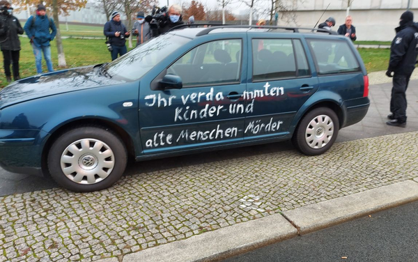 A car crash into the gate of the office of German Chancellor Angela Merkel in Berlin, Germany, November 25, 2020 - Sputnik International