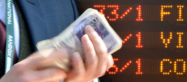An English bookmaker counts out money An English bookmaker counts out money - Sputnik International