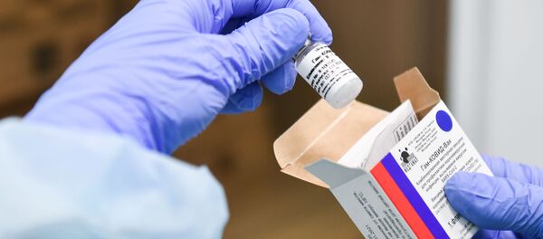 A medic wearing a face mask holds the Gam-COVID-Vak vaccine ahead of vaccination at the city polyclinic No. 7, in Simferopol, Crimea, Russia - Sputnik International
