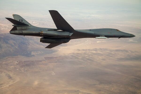 Photos: US Air Force Marks First by Flying B-1 Bomber With Externally-Mounted Cruise Missile Photos: US Air Force Marks First by Flying B-1 Bomber With Externally-Mounted Cruise Missile - Sputnik International