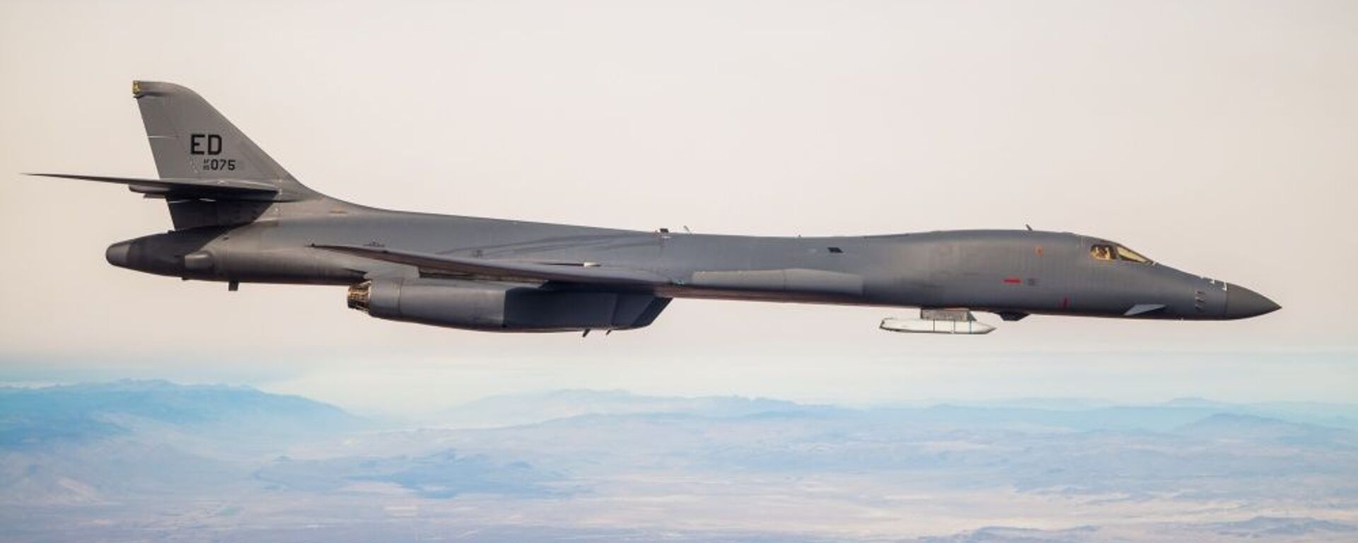 A B-1B Lancer with a Joint Air-to-Surface Standoff Missile (JASSM) flies in the skies above Edwards Air Force Base, California, Nov. 20. The flight was a demonstration of the B-1B’s external weapons carriage capabilities. - Sputnik International, 1920, 28.05.2021