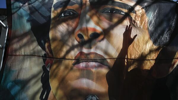 Баннер с изображением Диего Марадоны у больницы в Аргентине - Sputnik International