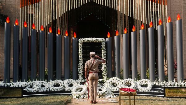 A police officer pays his respects at a memorial to mark the 12th anniversary of the November 26, 2008 attacks, in Mumbai, India November 26, 2020 - Sputnik International