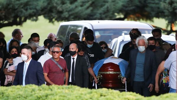 Friends and family carry the casket of soccer legend Diego Armando Maradona, at the cemetery in Buenos Aires, Argentina, November 26, 2020. - Sputnik International