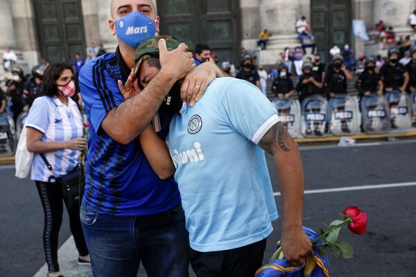 Funeral Worker in Argentina Gets Death Threats After Posting Selfie With Maradona's Body Funeral Worker in Argentina Gets Death Threats After Posting Selfie With Maradona's Body - Sputnik International