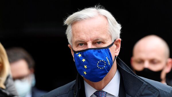 European Union's chief Brexit negotiator Michel Barnier wearing a face mask walks to Brexit trade negotiations in London, Britain, November 11, 2020 - Sputnik International