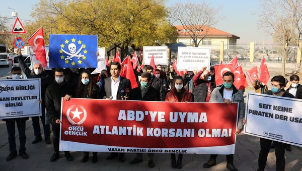 Members of the Vatan Partisi (Patriotic Party) gather near the German Embassy in Ankara, Turkey, to protest against German soldiers boarding and searching a Turkish vessel on behalf of an EU military mission in the Mediterranean Sea, 27 November 2020. - Sputnik International