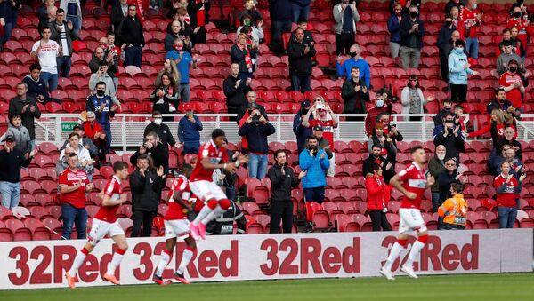 Middlesbrough fans applaud as players come out before the match as a limited number of fans are allowed to attend  September 19, 2020   - Sputnik International